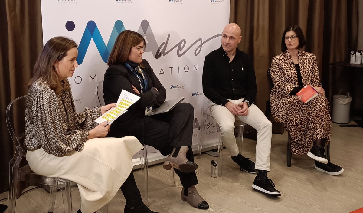 @mgarzonmolina @iMadesCom @isagarciasanc <a href="/InstMujeres/">Instituto de las Mujeres</a> <a href="/IgualdadGob/">Ministerio de Igualdad</a> Mesa redonda “Sesgos de género y ética de la inteligencia artificial” moderada por Beatriz Medina (Freeda España). Con Sara Degli-Esposti (<a href="/CCHS_CSIC/">Ciencias Humanas y Sociales (CCHS - CSIC)</a>), María Vázquez (<a href="/MicrosoftES/">Microsoft España</a>) y Andrés Visús (<a href="/PredictLand/">PredictLand AI</a>) 
#LIDEResA 
@iMadesCom