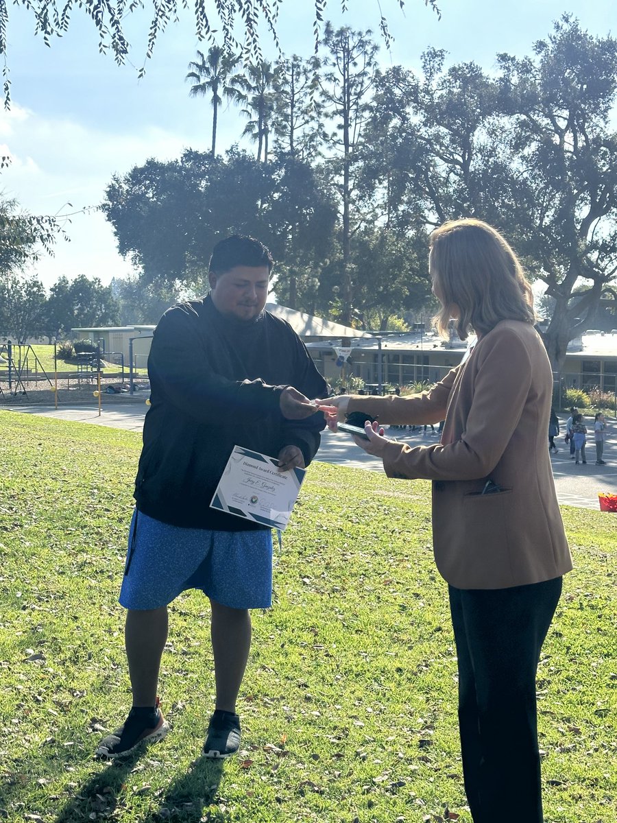 LaderaPalma (@laderapalma) on Twitter photo Another award for our team: Mr Jerry Gonzalez winning the Diamond Award for Leadership in our District. So proud of you, Mr. Jerry! El Premio de Liderazgo a Sr Jerry ¡Qué orgullo! #diamondleader <a href="/LHSchools/">La Habra Schools</a> Another award for our team: Mr Jerry Gonzalez winning the Diamond Award for Leadership in our District. So proud of you, Mr. Jerry! El Premio de Liderazgo a Sr Jerry ¡Qué orgullo! #diamondleader <a href="/LHSchools/">La Habra Schools</a>