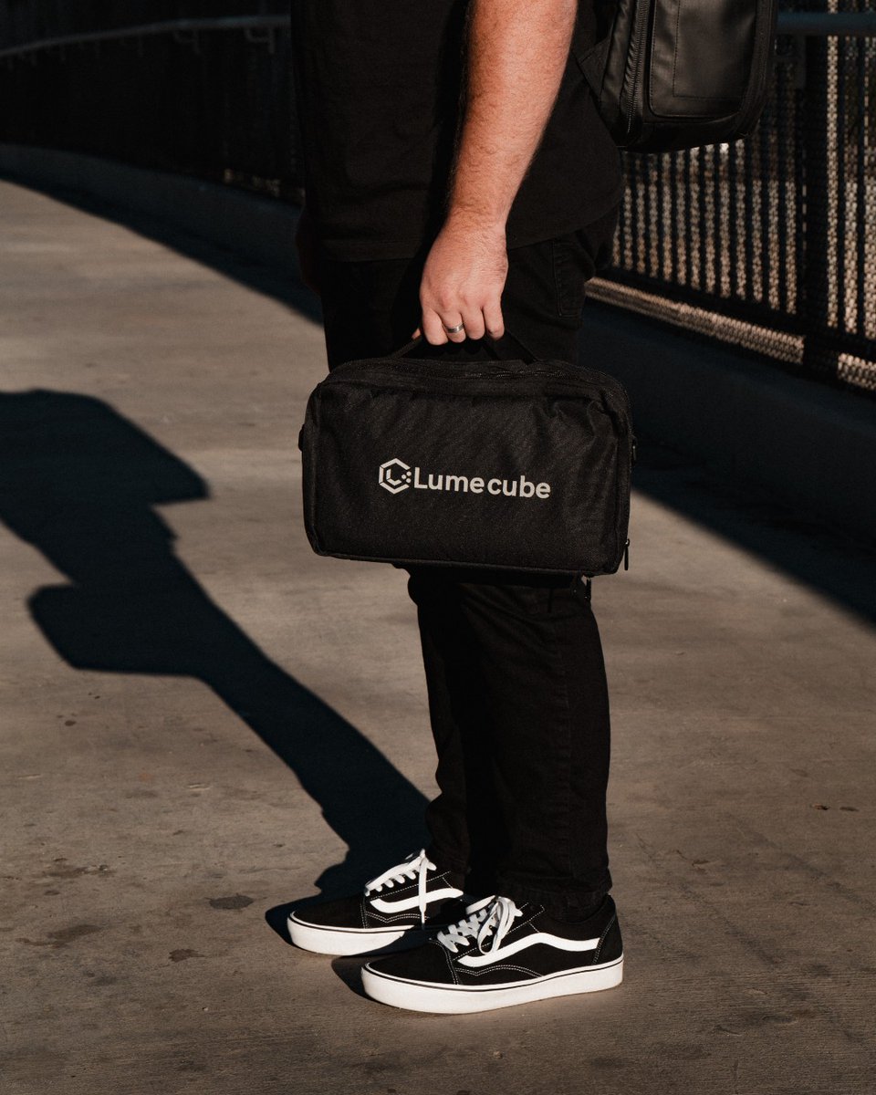 LumeCube's tweet image. Transform your smartphone to be your ultimate creative tool with the Mobile Creator Kit 2.0. Perfect for solo creators or those filming on the go, the kit features a custom carrying case and a convenient remote for hassle-free filming. 

#lumecube #litbylume #mobilecreator