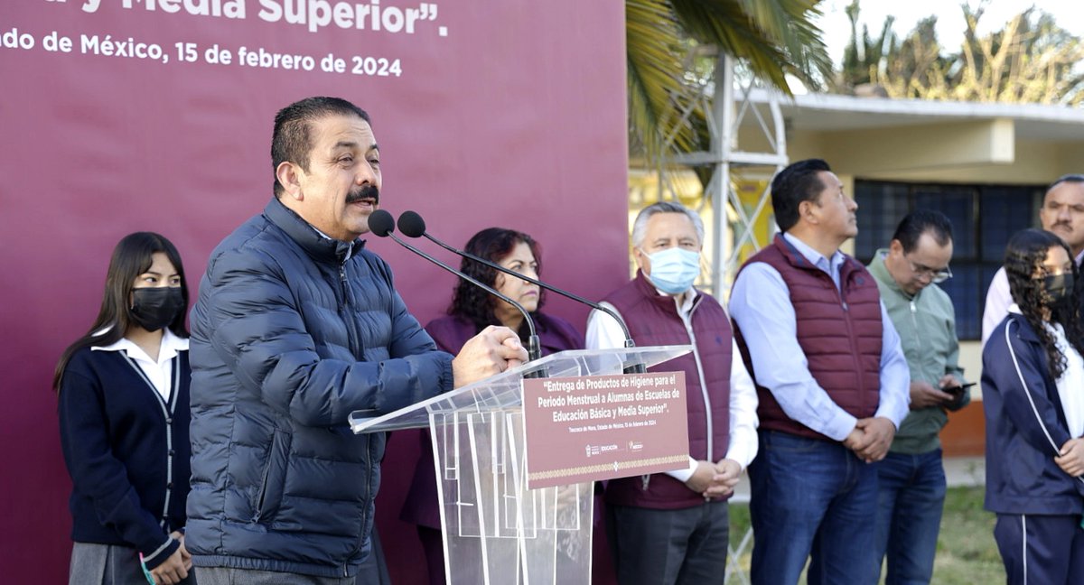 secti_edomex's tweet photo. ¡Estamos haciendo comunidad en favor de las alumnas mexiquenses! 👧🏻 🙌🏻 👩🏻
En #Texcoco, el Secretario de Educación, Miguel Ángel Hernández Espejel, entregó productos de higiene menstrual 🩸 a alumnas de escuelas de educación básica. 🏫
#ElPoderDeServir 
#ElPoderDeLaEducación https://t.co/IPpwi6rV29