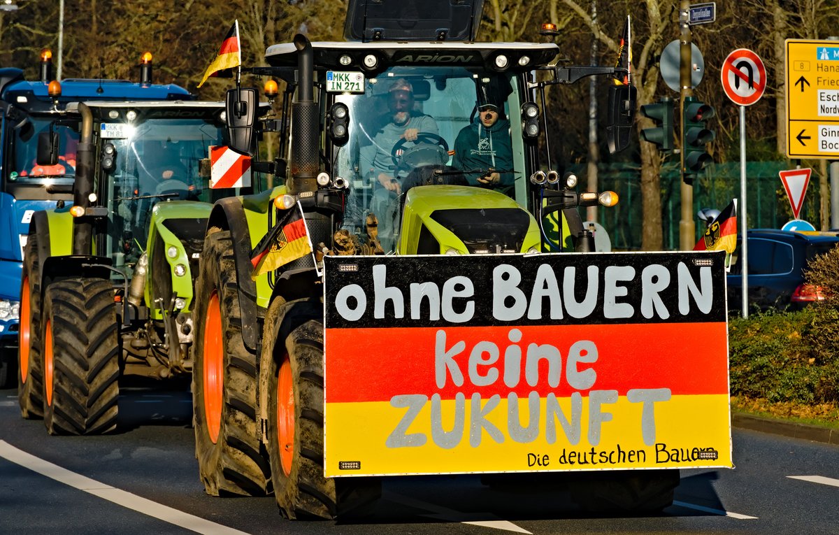revcomintern's tweet photo. Europe farmers’ revolt: a bitter harvest for ruling class
https://t.co/xDroDQuQ1x https://t.co/N8zc6FKjsD