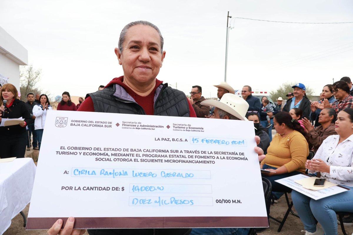VictorCastroCos's tweet photo. 2/3 En este evento, entregamos microfinanciamientos a 33 productores de artesanías y preparación de alimentos, a través del Programa Estatal de Fomento a la Economía Social #PEFES que opera la @SECTURBCS. https://t.co/oFDLjwhSwI