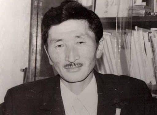 Р. Чойном: 

Гологдож үзэх хэрэгтэй 
Хаягдаж үзэх хэрэгтэй 
Шилэгдэж үлдэх хэрэгтэй 
Муу хэлүүлж
Муухай харагдаж 
Хэрэггүйд тооцогдож
Хэн нэгэнд хууртагдаж
Алдаж, бүдэрч
Аашилж, аяглаж
Маруухан царайлж
Бусдын амнаас шүүмж сонсож
Бусдын харцнаас үл тоогдож
Хэцүү ч гэлээ энэ