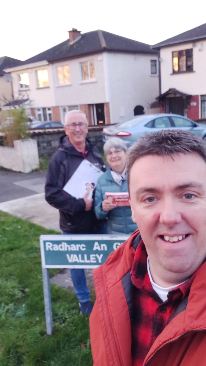 Warm and dry this evening on the doors in Swords for today’s @labour canvass. Issues raised included: 
🗳 Register to vote deadline for #Referendum
🚌 Safer footpaths, cyclelanes and roads
 💩Dog fouling 
🌿Cherry Laurel clearance works in park 

And more..