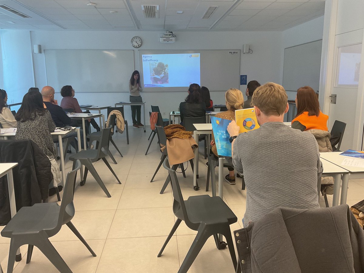 Colegio_Brains's tweet photo. Hemos invitado a nuestras familias a realizar un taller con Sonia para conocer y comprender más el proyecto educativo que seguimos en Brains Maria Lombillo 👩‍🏫📚

Han aprendido qué es la agencia y cómo se identifica en las actividades de sus hijos 🙌 https://t.co/x7mkyTN458