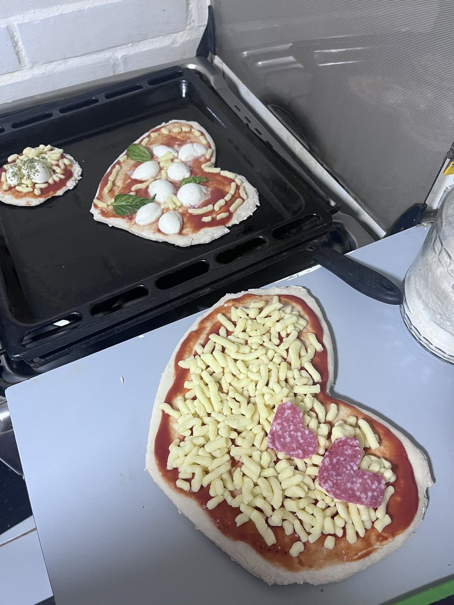 NintenChio's tweet photo. Ayer fue el día del amor y la amistad y lo celebré en stream haciendo pizzas con formas de corazón 🤍 la verdad quedaron bien abstractas jsjsjsj pero ricas 🌸😎

Gracias por acompañarme ayer casi 9 horas de stream! 🎀

#streamer #SanValentin #14Feb https://t.co/bAw6ekCvUh