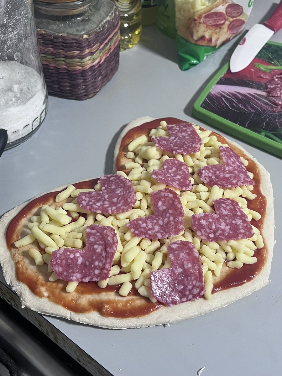 NintenChio's tweet photo. Ayer fue el día del amor y la amistad y lo celebré en stream haciendo pizzas con formas de corazón 🤍 la verdad quedaron bien abstractas jsjsjsj pero ricas 🌸😎

Gracias por acompañarme ayer casi 9 horas de stream! 🎀

#streamer #SanValentin #14Feb https://t.co/bAw6ekCvUh