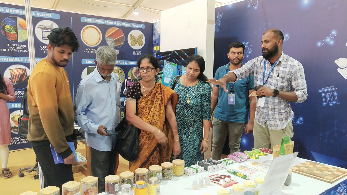 CSIR_CDRI's tweet photo. On the concluding day distingushed visitors visited the venue. 
@CSIR_IND @IndiaDST @DBTIndia @bio360live @csir_niist @GovKerala https://t.co/Mrqeu3kmvF