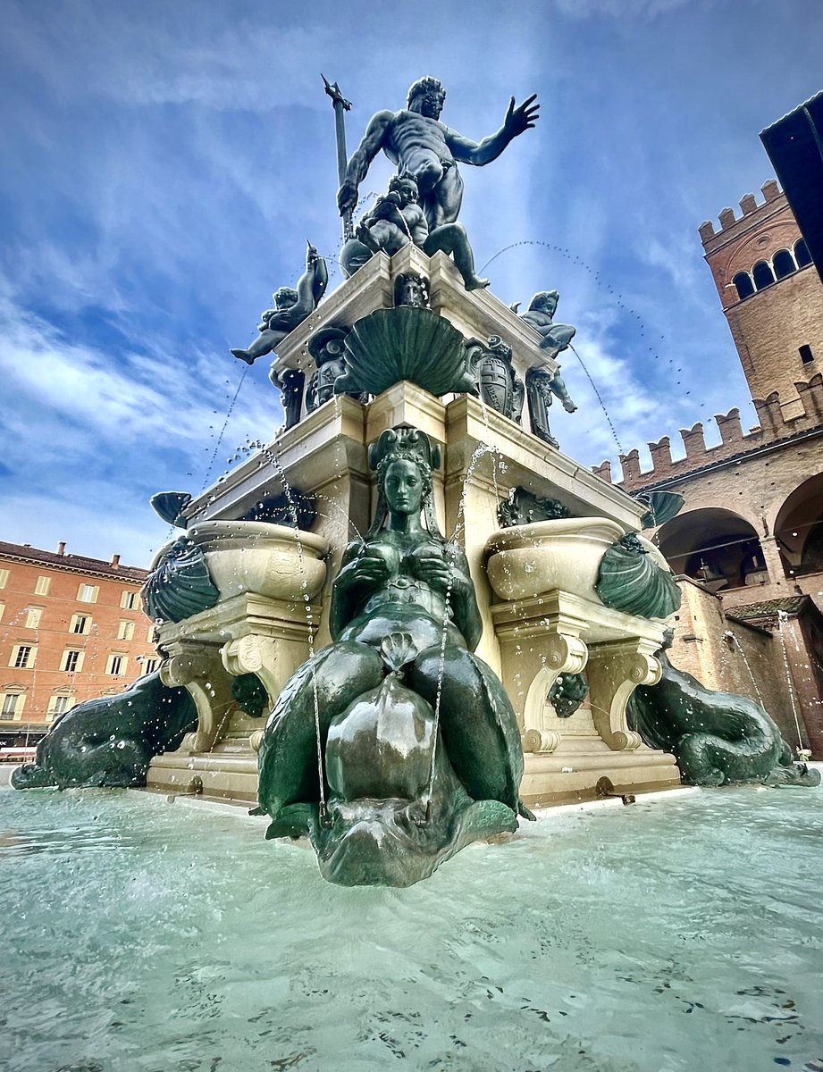 ph_scl's tweet photo. Era un po che non si pubblicava qualcosa..#lamiacittà #Bologna #Nettuno https://t.co/lDQYeOmcdD