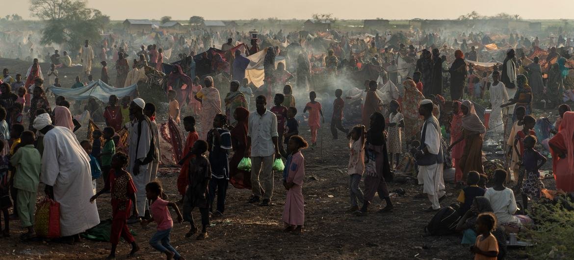 HkZuk's tweet photo. عشرة أشهر منذ إندلاع الحرب في السودان !!!

15/04/2023 
15/02/2024

أكملنا عشرة أشهر على هذه الحرب و غداً نكمل عشرة أيام بلا إتصالات او إنترنت في العاصمة الخرطوم وولايات عديدة داخل السودان، مرت عشرة أشهر هي الأسوء في تاريخ السودان والسودانيين، رأينا وعشنا ومازالنا نعيش أسوء ايام حياتنا فقدنا فيها كل شيء تقريباً أحبابنا، منازلنا، ممتلكاتنا، أعمالنا، دراستنا حياتنا كلها فقدناها منذ 15 أبريل المشؤوم وحتى اللحظة مازلنا نفقد.

أٌبتليّنا بـ ذئاب بشرية يدعون أنفسهم بـ الدعم السريع، فعلاً هم سريعون لكن فقط في الجرائم بكافة أنواعها التي تخطر في البال او التي فقط نشاهدها في الأفلام، لقد مارست مليشيا الدعم السريع أبشع وأفظع الجرائم على المواطن السوداني لم تكتفي فقط بإحتلال منازل المواطنيين وسرقتها ونهبها وكذلك وسرقة المحلات والبنوك والمصارف والسيارات وتدمير البنية التحتية للدولة بل تقوم بإرتكاب مجازر جماعية على المواطنيين، وتهجيّر قٌسري للأهالي من مناطقهم، وارتكاب إبادات جماعية لقرى كاملة و بعض الأحيان يتم دفنهم أحياء.

قد يكون صعب على المرء تصديق كل هذه الجرائم او تخيلها لكن لولا انهم يقومون بتصوير وتوثيق كل جرائمهم بأنفسهم لما صدق أحد، في الحقيقة الجرائم كثيرة جداً ومنوعة لا تكفي مجرد الكلمات لوصفها. 

حالياً فوق كل هذا يُعاني الشعب السوداني من قطع كامل في شبكات الإتصالات والإنترنت غداً يكملون عشرة أيام من غير أي شبكة تواصل، توجد بعض المدن المحدودة عادت فيها شبكة واحدة بعد إنقطاع دام ستة أيام لكن لاتزال ضعيفة ومتذبذبة.

بحسب تقرير دولية ومنظمات الأغذية العالمية واليونيسيف والصحة العالمية يواجه ملايين السودانيين حالياً خطر المجاعة، الوضع الإنساني سيء جداً وكذلك الوضع الصحي متدهور للغاية، منظمة أطباء بلا حدود ذكرت في تقرير لها يموت طفل كل ساعتين في مخيم زمزم للنازحين في غرب السودان.

التقارير والأرقام عن الوضع الإنساني والصحي في السودان مفجعة ولا أود الإطالة عليكم، هذا جزء بسيط مما يمر به الشعب السوداني طوال العشرة أشهر الماضية وحتى اللحظة.

أتمنى من كل شخص عربي، مسلم، يهتم بحقوق الإنسان ان يتحدث عن الوضع في السودان نحن في أشد الحوجة الى دعمكم والمواصلة في تسليط الضوء للعالم على جرائم مليشيا الدعم السريع لتصنيفها منظمة إرهابية وملاحقة قائدها المجرم حميدتي ومحاسبته دولياً.

#أنقذوا_السودان 
#السودان_خارج_التغطية