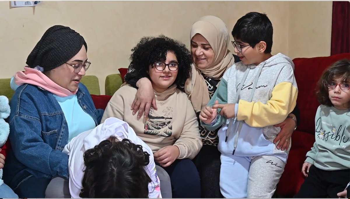 JoostScheffers's tweet image. De 12-jarige Wajd uit Delft is na maanden van zorgen eindelijk herenigd met haar familie uit Gaza. Het was voor hen niet gemakkelijk om Gaza te verlaten. Zometeen hun verhaal in het @jeugdjournaal.