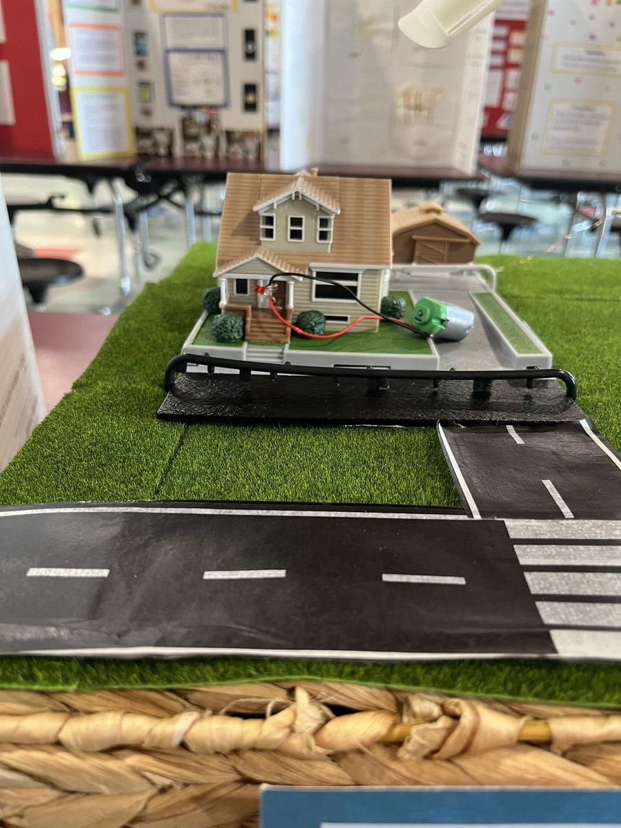 OliveChapelElem's tweet photo. This is just a tiny taste of the amazing experiments you’ll see at tonight’s Science Fair/STEM Celebration. We’ll see ya at 5:30, Clippers! @ErinKelleyMay #raffles #homeworkpass #ClipperCash https://t.co/lWon3PQKst