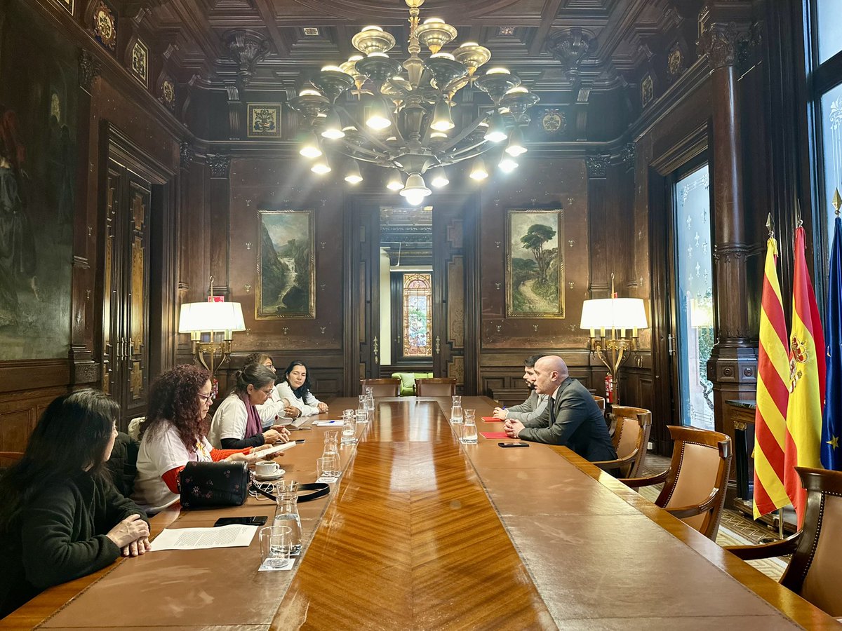 Hoy he recibido a las en la @DeleGobCataluna a las <a href="/KellysunionCat/">Kellys Unión Catalunya</a> para conocer de primera mano sus reivindicaciones por unas mejores condiciones de trabajo.

Su trabajo es imprescindible para la sociedad y es nuestro deber escucharlas.