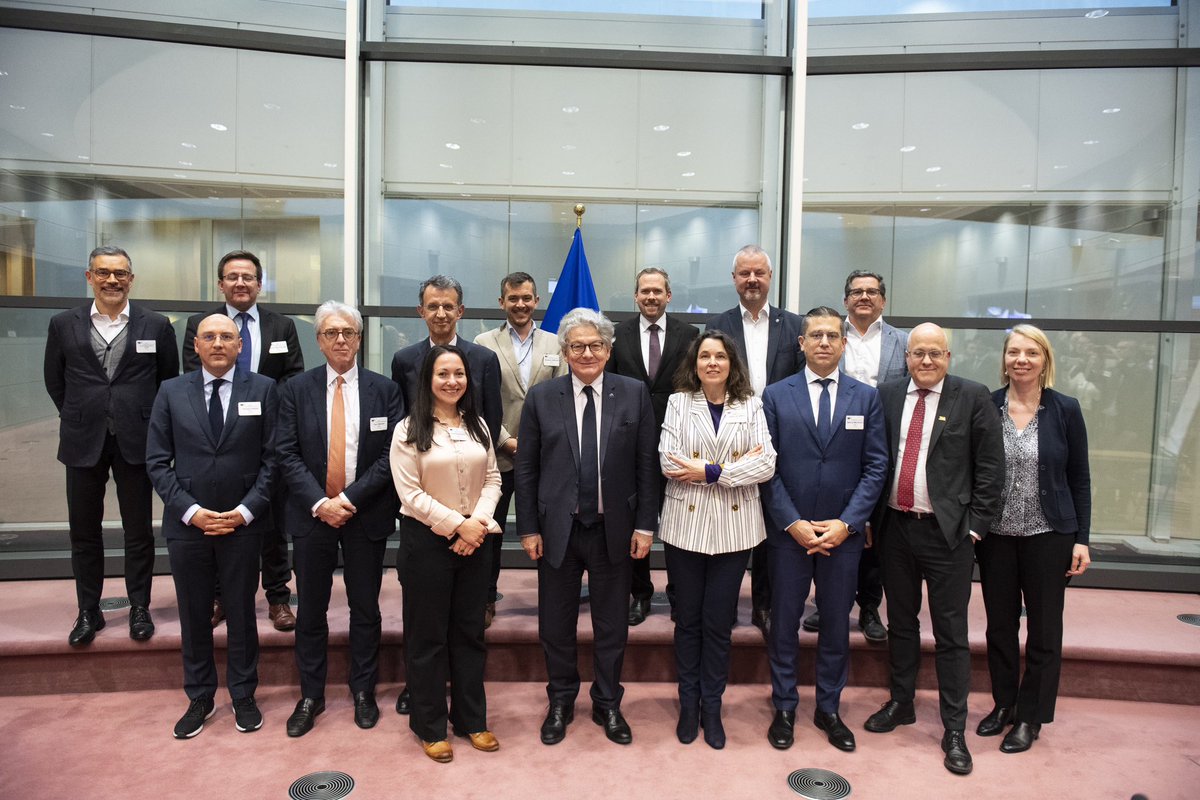 ThierryBreton's tweet image. #Route35 🚙🇪🇺

Échanges productifs avec tous les acteurs de la chaîne d'approvisionnement #automobile : 

🔹 Matières premières, anodes &amp;amp; cathodes
🔹 Batteries
🔹 Fournisseurs
🔹 Constructeurs automobiles

Avec de solides indicateurs de #performance, nous avons une vision claire