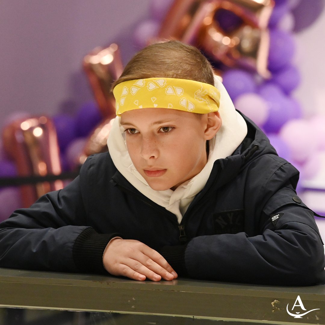 FundAladina's tweet photo. 🥳 Hoy es el día del #PañueloChallengeAladina por el Día Mundial del Cáncer Infantil. Y hoy con más razón nuestros queridos #aladinos son los protagonistas.
Celebramos con ellos esta fecha con una visita a la altura ¡un mundo de chuches, magia e ilusión gracias a #SweetSpace! https://t.co/8hIvRmcxzJ
