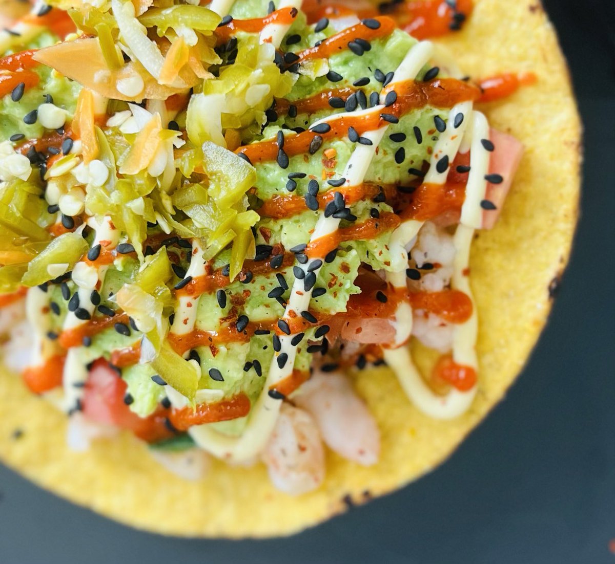 moonpeppersco's tweet photo. Buttered shrimp tostada topped with avocado, tomato, kewpie mayo, sriracha, black sesame and moon peppers Jalapeño relish. 

Smashing or passing? https://t.co/gTflWMwDT0