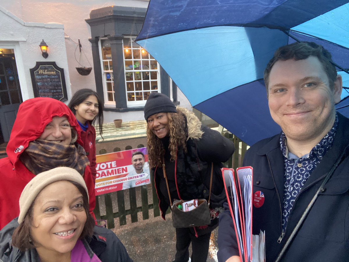 🌹 Great teamwork from @lewishamlabour on the Kingswood doorstep today ☔️ The weather may be damp, but there’s lots of enthusiasm for @damienegan