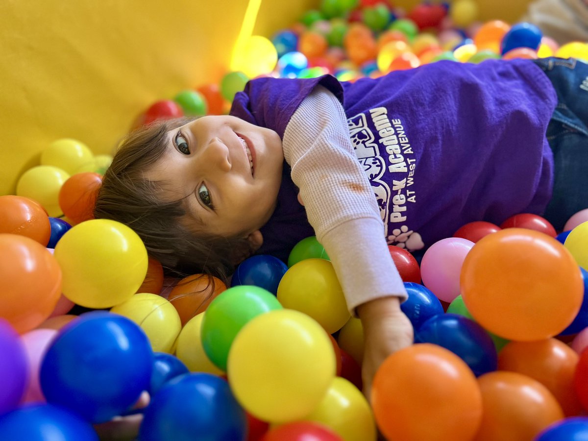 NEISDPreK's tweet photo. Ball pits are always fun when you’re in Pre-K. 
🔵🟠🟡🟢🟣 
Las piscinas de bolas siempre son divertidas cuando estás en Pre-K.
#NEISDPrek
#RootEdNEISDPreKAcademy
#TheNEISDWay https://t.co/ubZcYG22Ii