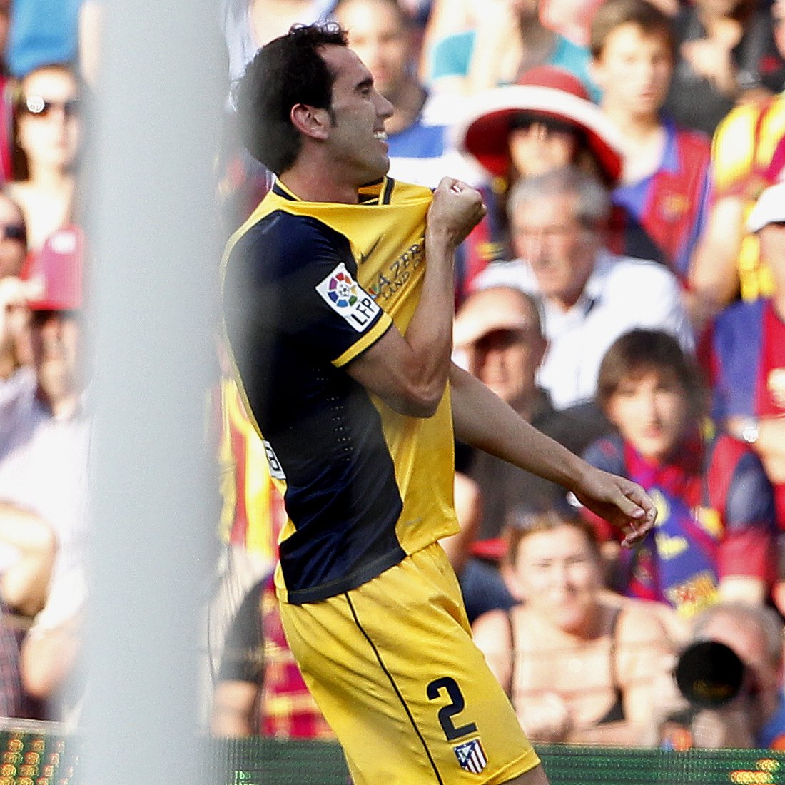 🎂 ¡Hoy cumple 38 años @DiegoGodin! 🥳 🇺🇾 El central uruguayo vistió la elástica rojiblanca en 389 partidos y ganó una Liga, dos Europa League, una Copa, una Supercopa de España y tres de Europa. 😊 ¡Muchas Felicidades!