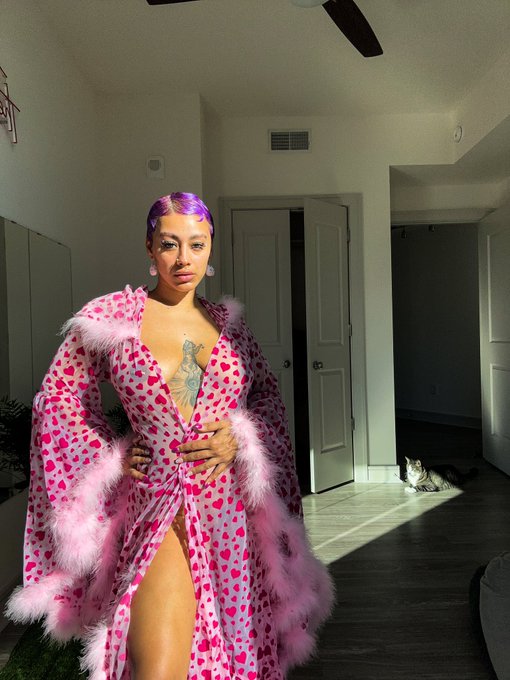 Next year I&rsquo;ll have someone in my arms but in the meantime do you see how fine I am? 😮&zwj;💨👌🏽 https://t<a href="/tag/wcw"class="tags"><span>#wcw</span></a>