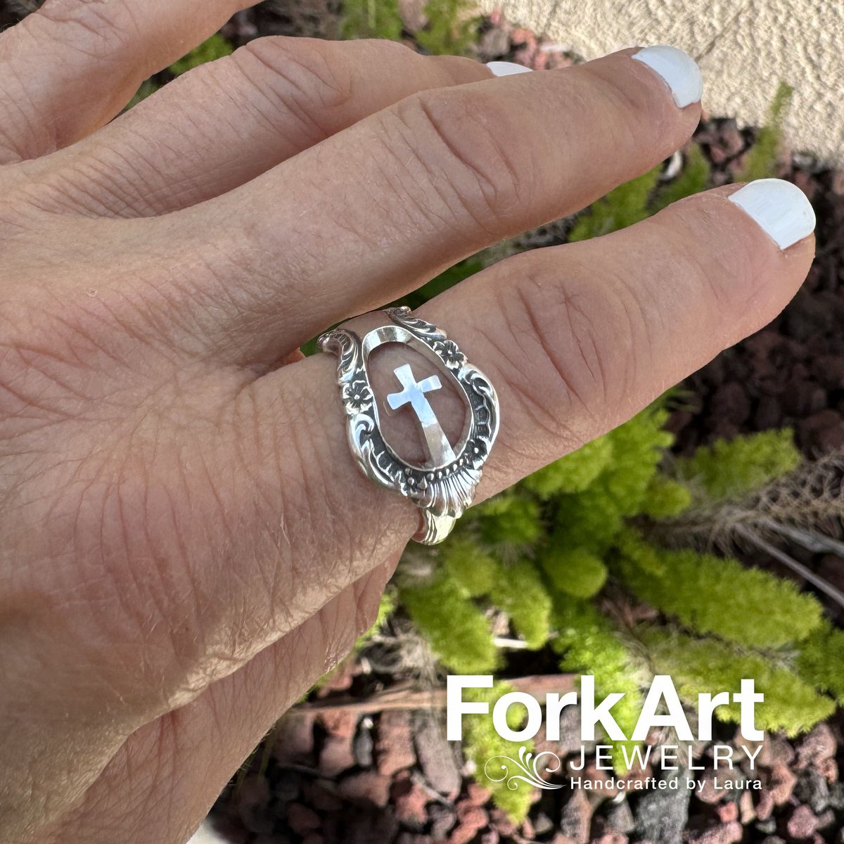 A customer who purchased one of my hand-cut sterling silver cross pendants asked if I could make one into a ring for her. Love the detail on the spoon! What do you think?
.
.
.
#crossring #crosssterlingring #spoonring #spoonjewelry #forkartjewelry