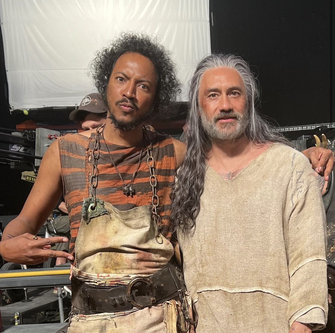 sambaschutte's tweet photo. Today’s Crew Shoutout: the brilliant @TaikaWaititi aka Blackbeard🏴‍☠️ This man’s ability to improv is breathtaking. All season he was basically submerged in water tanks, oceans, rain storms- while wearing heavy leather- and killed it☠️ Always ready to play, always ready to slay🖤 https://t.co/VjyIg8Fmew