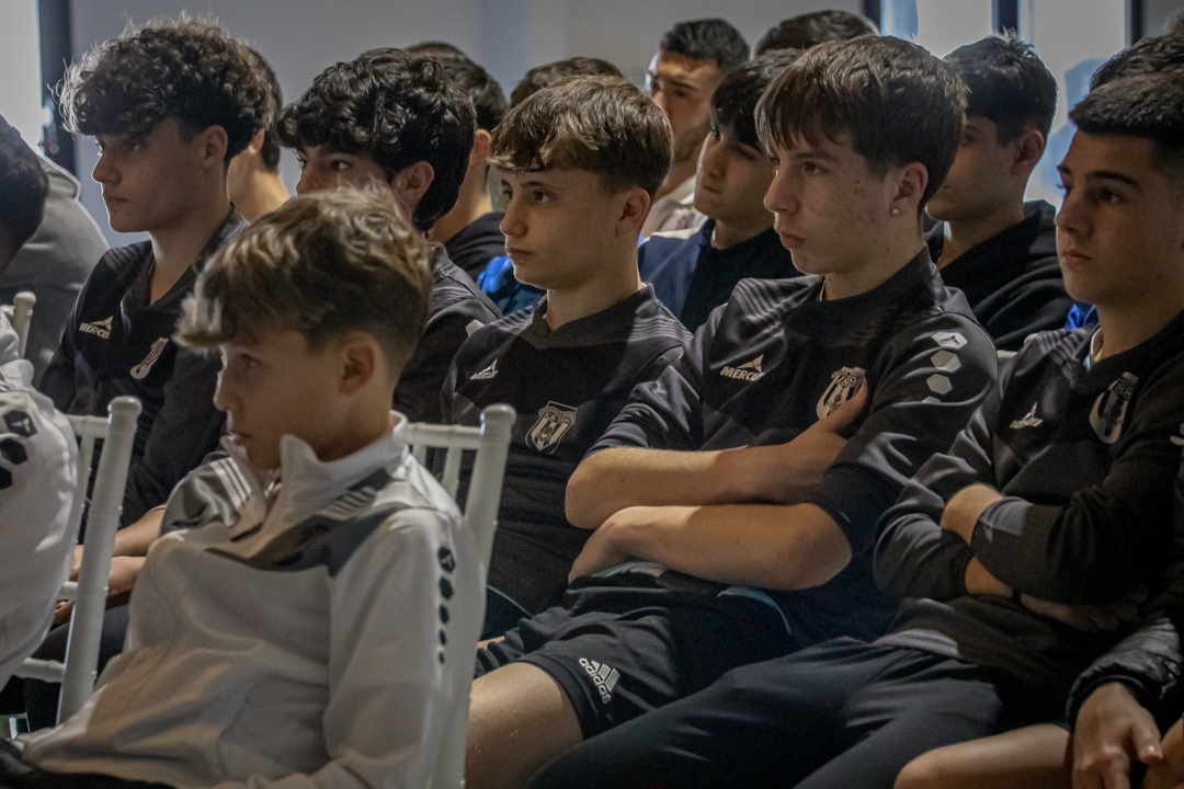 cd1889's tweet photo. INSTITUCIONAL | ¡#FormandoEnValores!

Continúan las jornadas de talleres de psicología deportiva donde se potencia el trabajo en equipo. Agradecidos con el Psicólogo Deportivos Jesús Burguillo por su gran labor y compromiso en cada jornada💪.

#Vamos89 🔵⚪️🔵

#Somos1889 https://t.co/plwraH0whf