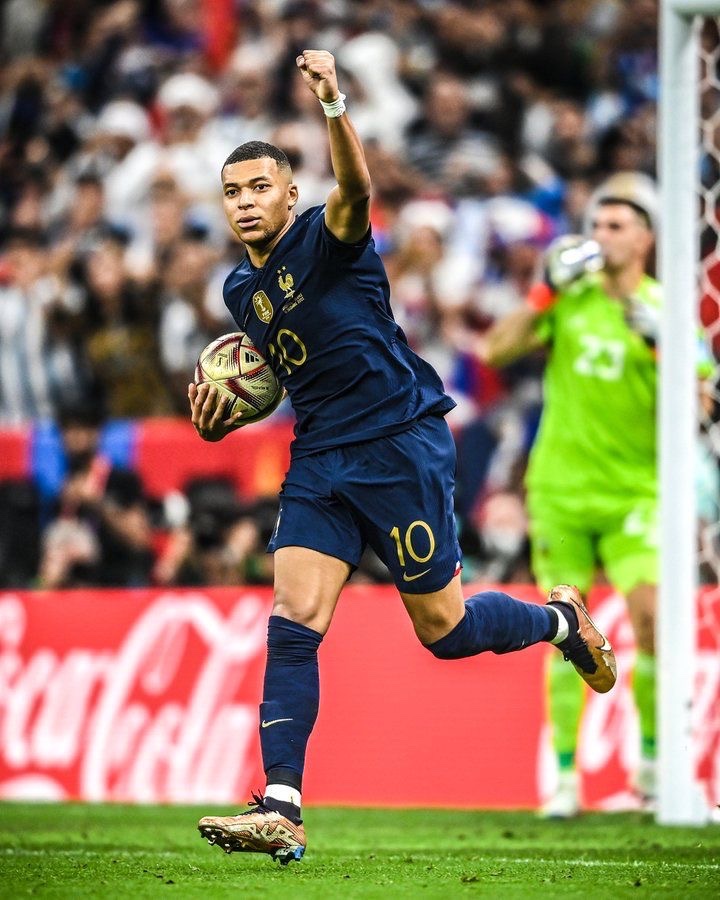 theMadridZone's tweet photo. 🚨 NEW: Real Madrid's contract for Kylian Mbappé is READY. Now it's up to Mbappé to sign. @FabrizioRomano #rmalive ✍️ https://t.co/eQ8EVdbIj8