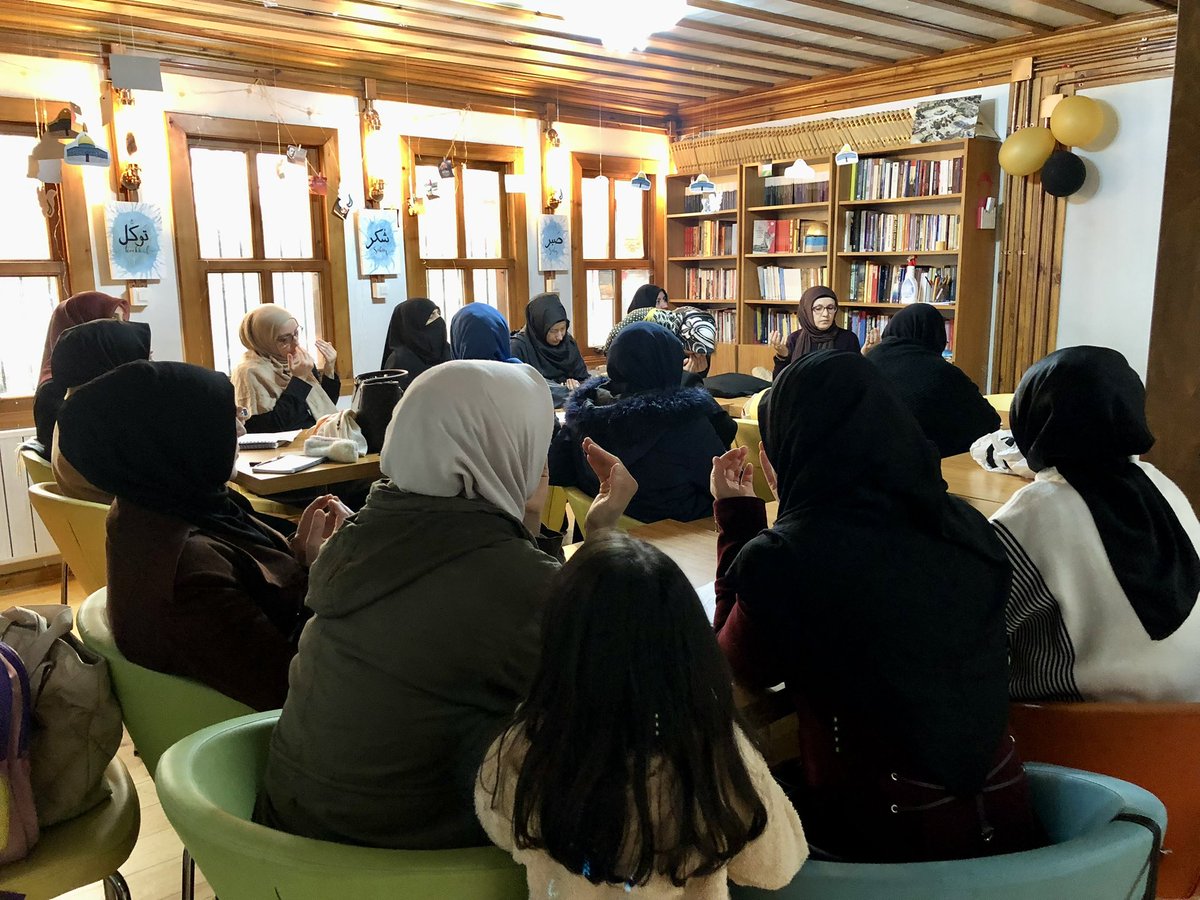 De ki; “Hiç bilenlerle bilmeyenler bir olur mu? Ancak gerçek akıl ve idrâk sahipleri düşünüp ders çıkarırlar.”(Zümer Suresi/9) 

Kuran'ı Kerim'i anlayarak okumak ve hayatımıza geçirmek için Tefsir derslerimize devam ediyoruz🌸