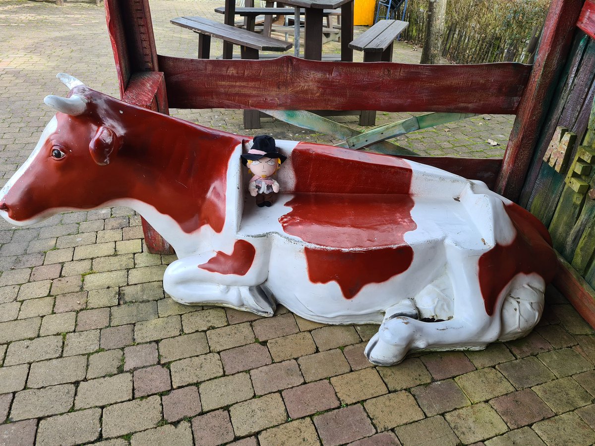 🐄 Would you kiss him on the cow-ch?