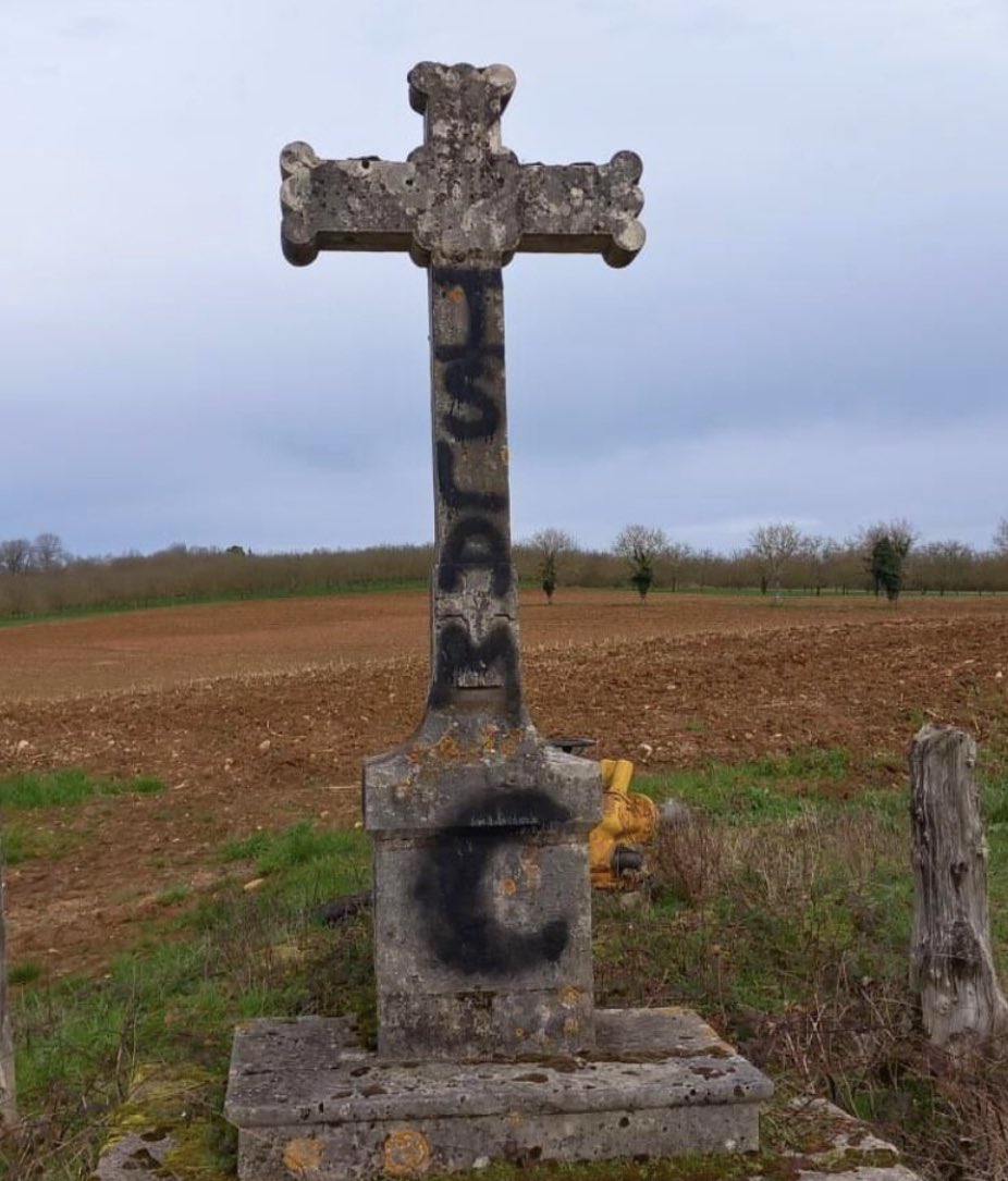F_Desouche's tweet photo. Une croix découverte taguée en Dordogne par l'inscription « islam » et le symbole du croissant https://t.co/lOdNB53jaA