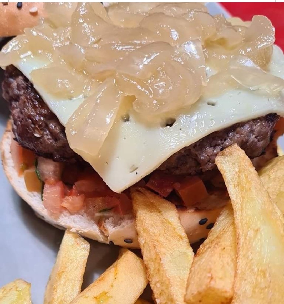 CafeBarMega's tweet photo. La Soltera ya está aquí!

- Hamburguesa de ternera. 
- Tomate aliñado con ajito y perejil.
- Queso Havarti.
- Cebolla caramelizada.

#venalmega o #pidealmega y disfruta la #hamburguesadelasemana 

#foodporn #burger #almadegordo #SevillaHoy #meganos https://t.co/5WK9OyoLqO