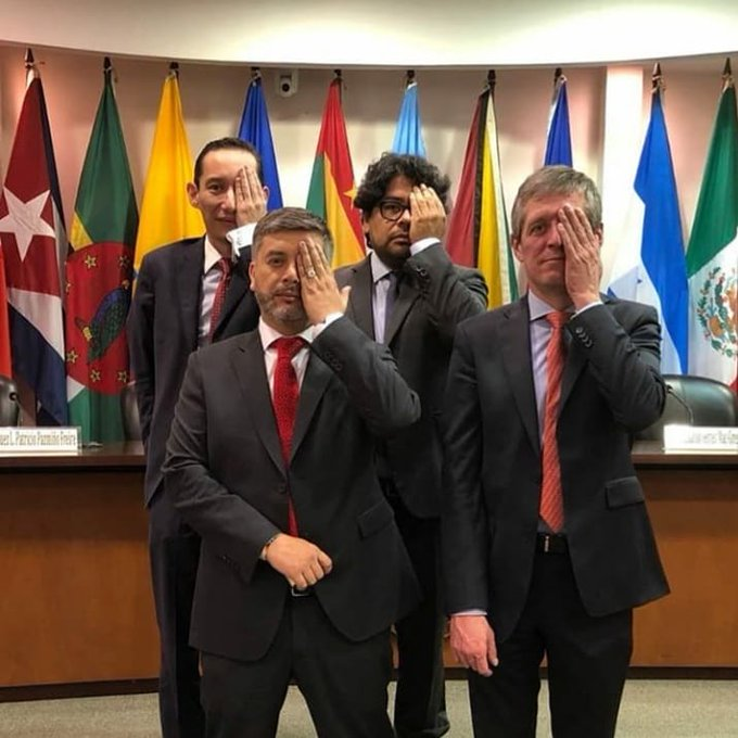 El Juez Urrutia debería ser expulsado del poder judicial, es un peligro para la sociedad que un octubrista y activista político sea "juez" de la república, más aun cuando autoriza a miembros ligados al Tren de Aragua a realizar video llamadas.

Que cresta tiene en la cabeza?