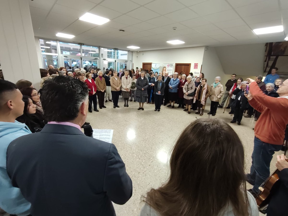 #VisitaMadreChiara Esta tarde, en el <a href="/CESDonBosco/">Centro Universitario Don Bosco</a>,  Madre Chiara ha sido recibida con bailes y música por parte del alumnado de <a href="/SalesianasESS/">Salesianas Escuelas Santísimo Sacramento</a>, alumnos/as y el director del <a href="/CESDonBosco/">Centro Universitario Don Bosco</a>, en nombre también de la <a href="/EPDonBosco/">Escuela Profesional Don Bosco</a>, le han dedicado unas palabras de bienvenida 👇.