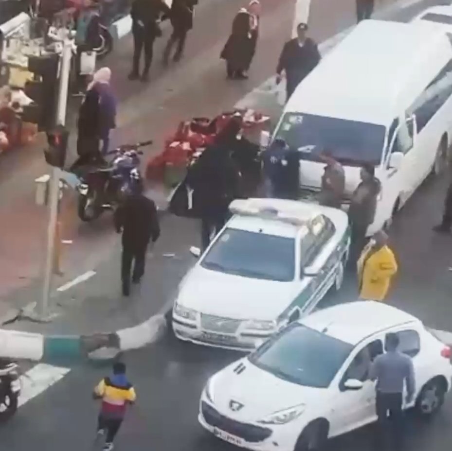 تهران به وحشیانه‌ترین شکل ممکن، بخاطر حجاب دختره رو کتک میزنن و میبرن.
تا جمهوری‌ کثافت اسلامی هست، هیچ چیزی هیچوقت عادی نیست و نمیشه...
#مهسا_امینی