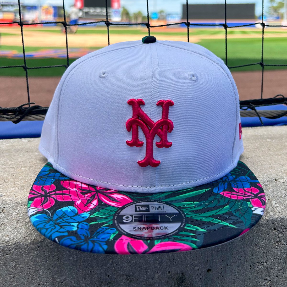 LEFT or RIGHT❓

NEW Snapbacks available now at Clover Park. #Mets #LGM #NYM