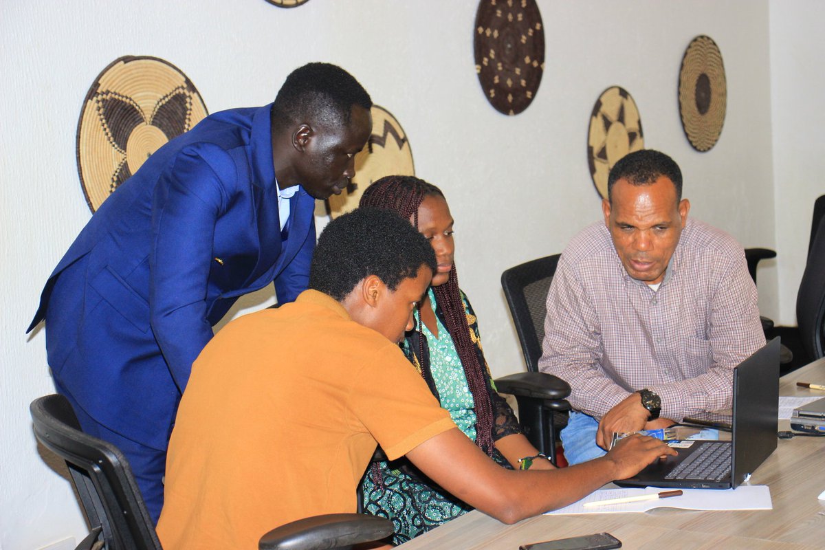 ayan_africa's tweet image. Day 1 of the #Digitalwork mastery workshop under the #Jobtech for #Refugees project. 
We are grateful to @mwesigwais for imparting #digitalskills like virtual communication & collaboration using #slack, Teams for remote work to our participants.
@JobtechAlliance @WowziTheWorld