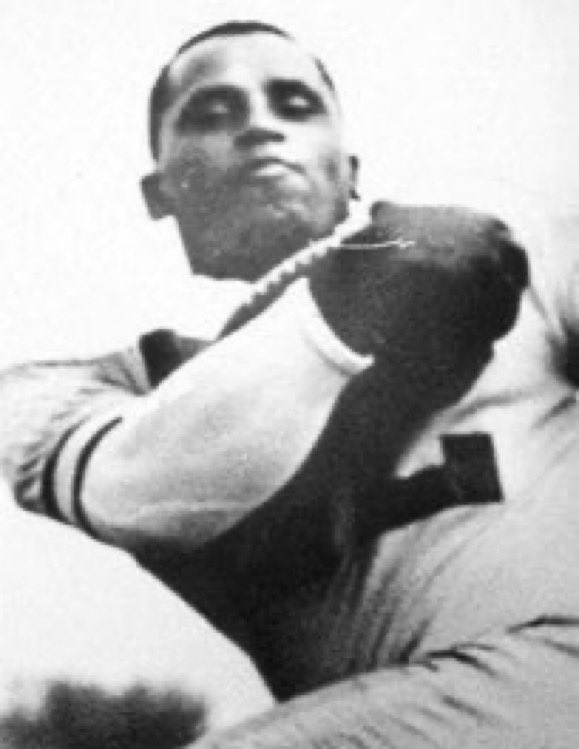 This #BlackHistoryMonth , we remember Ralph Goldston, the first black man to ever wear an #Eagles uniform in 1952.

He was forced to stay in different hotels. and often forced to take different means of transportation.

Goldston persevered, scoring 3 TDs &amp; played defense as well.