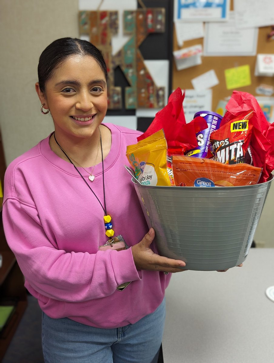 PGE_CougarCubs's tweet photo. Congrats to Ms. Perez for winning the perfect attendance award for the week! She chose the hot and spicy basket. @sperez898 https://t.co/hJv9bs6rSx