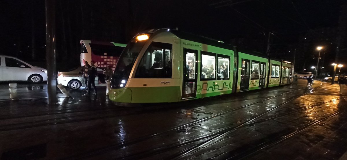 aidarebollo's tweet photo. @gasteizhoy  choque en América Latina que deja 30min los pasajeros del tranvia repleto dentro. Hasta que hemos escapado porque alguien pudo forzar las puertas emergencia .... https://t.co/1qlETCK43h