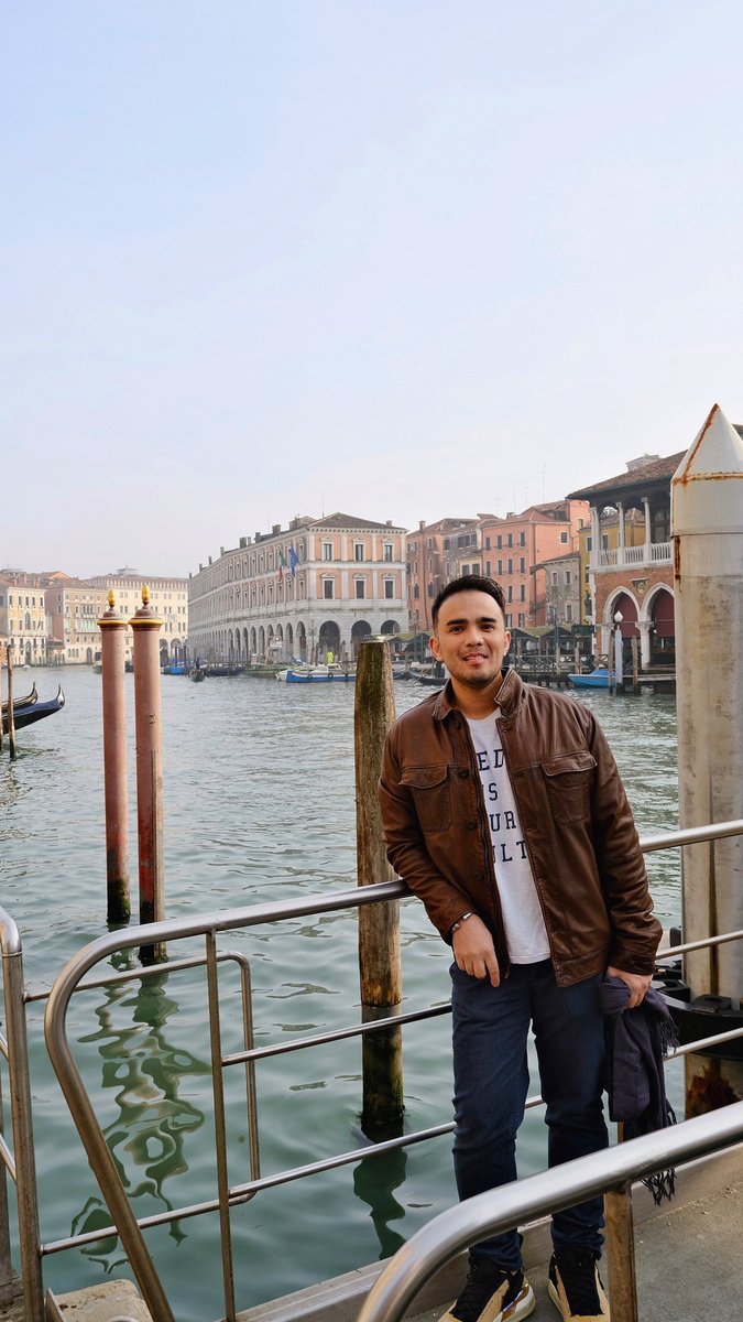 amteves's tweet photo. Chasing sunsets through the charming cobblestone streets of #Venice. #italy https://t.co/bGBS25Pab3