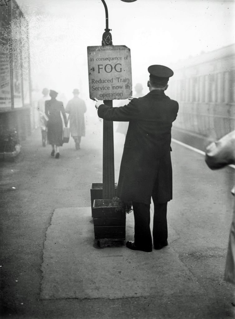 TrainStations23's tweet image. Disrupted Travel, October 1938

A rail worker fixing a fog warning notice at South Woodford Railway Station in Essex. 

Photo by H. F. Davis