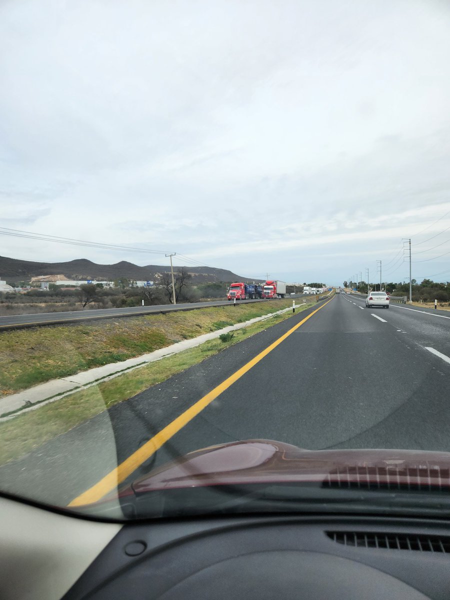 groaro's tweet photo. @CAPUFE San Luis Potosí a Querétaro hay bloqueo en el km49 https://t.co/w5xr7Zb0T3