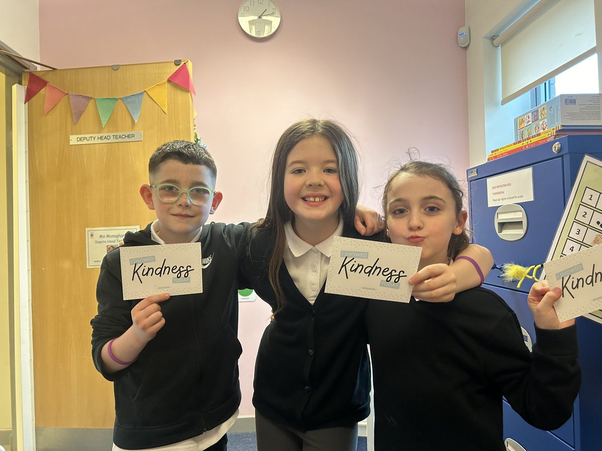 PirieParkPS's tweet photo. We are working hard to keep our dinner hall tidy at lunchtime and encouraging all children to clear their table, put rubbish in the bin and return their trays 👍 These children have shown #kindness giving up their time to help🌟 #proud #respect #schoolvalues https://t.co/8fpj9W2W89