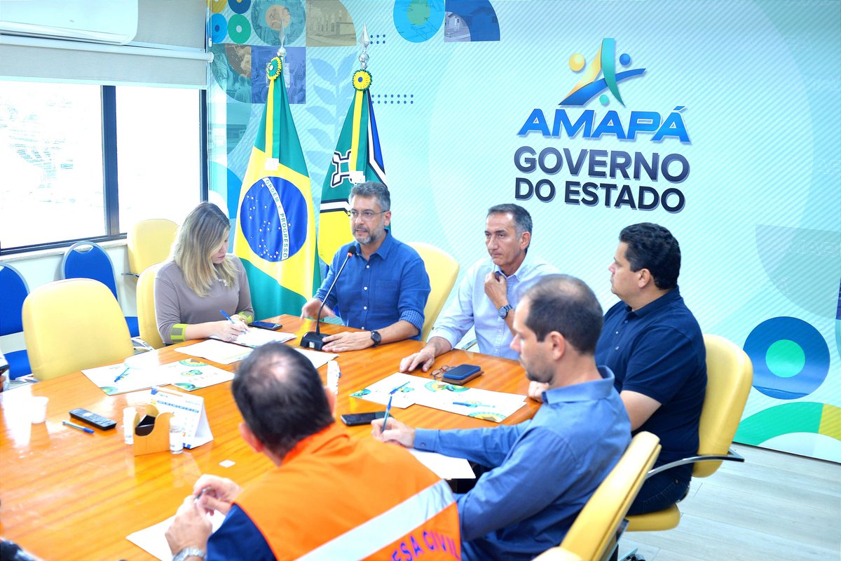 Pessoal, participei há pouco de uma reunião junto com o Ministro do MIDR @waldezoficial, senador @davialcolumbre, equipes do @governodoamapa e a Defesa Civil nacional em que tratamos sobre a situação de emergência em razão das chuvas em Macapá e Santana.