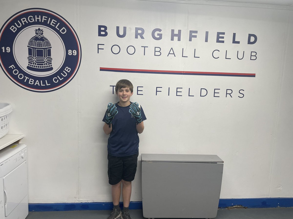 ianward21's tweet photo. Earlier today, Robert, was very excited to receive his first pair of proper goalkeeper gloves as he continues his U11 footballing journey with us here @BurghfieldFC 

Exciting times ahead for this young man who continues to improve all the time @perform_breathe 💯effort https://t.co/0s43oqAPVy