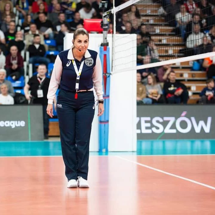 🏐 “Cuando llegué, me encontré un deporte jugado por mujeres pero arbitrado por hombres”

Mariola Rodríguez es tinerfeña y una de las colegiadas más importantes del voleibol europeo 

Su camino no ha sido sencillo 

Mañana, en <a href="/diariodeavisos/">Diario de Avisos</a> 😊