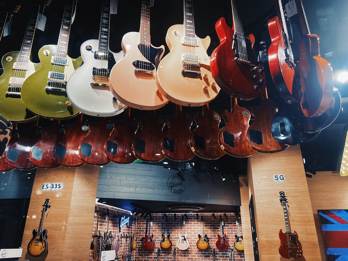 alvarodap's tweet photo. @rhettshull 
Worth visiting London soon. 
I think I you’ve been here last time, when you got that ‘59 for your London shows. Well, it’s now been transformed into the first Gibson Garage to open after Nashville. https://t.co/nwTRrBfAu1