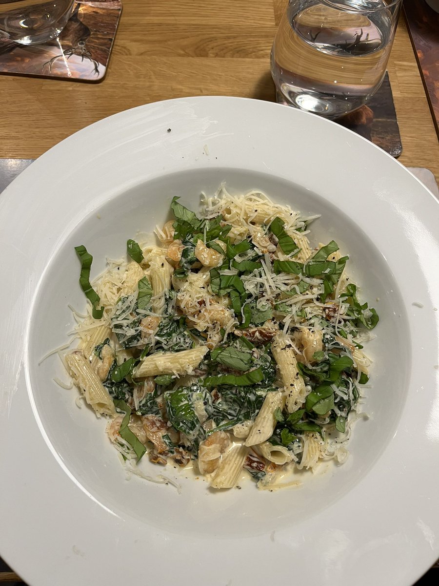 Haven’t bored you all with a foodie pic’ for a while but this creamy Tuscan 🇮🇹 shrimp and spinach penne with sun dried tomatoes was absolutely banging!