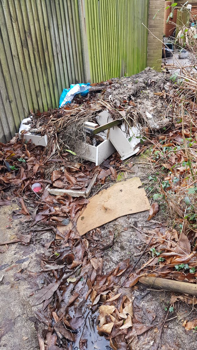 Fly tipping reported today to Housing Association . Fridge freezer has been reported previously 😥 @KeepBritainTidy #lovewhereyoulive #litterheroes #litterpicking